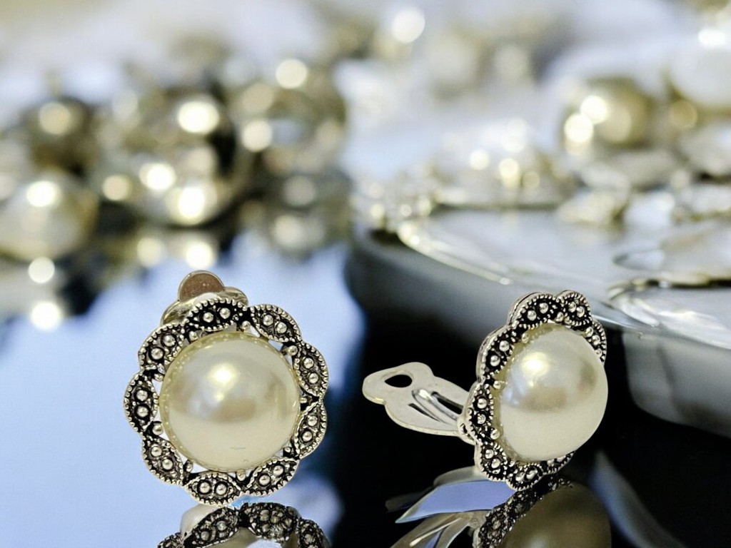 GCJ316 Pearl teardrop clip on earrings-1-Photoroom (2)